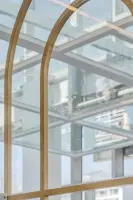 섬세한 골드 아치 프레임의 클래식한 디테일